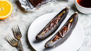 Sommerrezepte, 2 gegrillte Bananen mit Schokolade auf einem Teller
