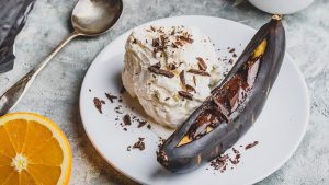 Sommerrezepte, Gegrillte Banane mit Schokolade und Eis
