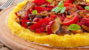 Polenta Pizza mit Paprika und Auberginen