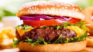 Burger mit Zwiebeln, Tomaten und Käse
