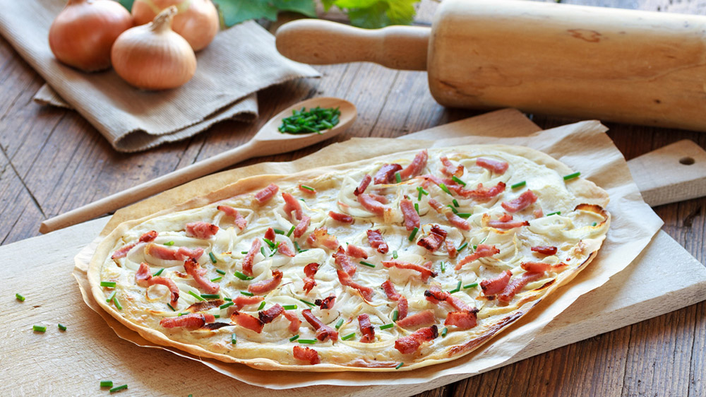 Flammkuchen – das Original mit Speck und Zwiebeln