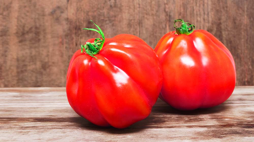 Fleischtomaten auf Brett