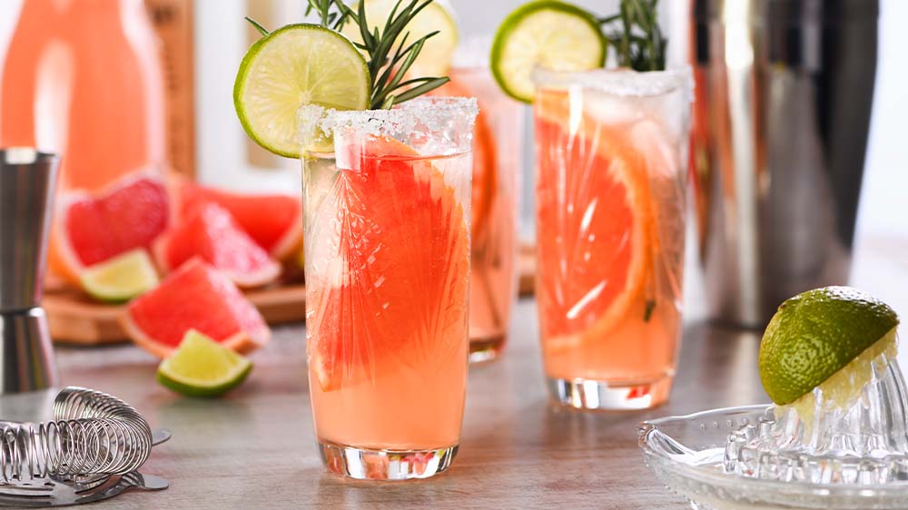 Paloma-Cocktail mit Salzkruste im Glas