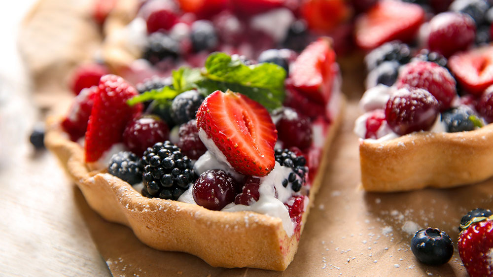 Ein Stück Kuchen mit verschiedenen Beeren