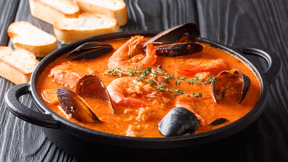 Bouillabaisse mit Brot in Schale