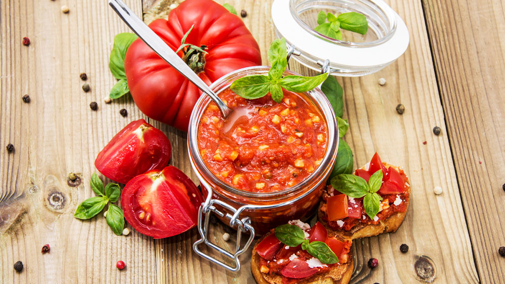 Rotes Pesto in einem Glas