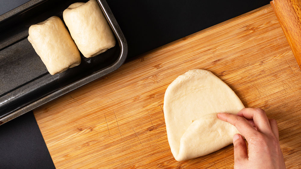 Die Teigstücke für das Thangzhong Brot werden gefaltet