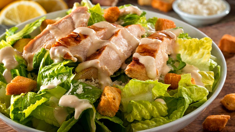 Caesar Salad auf Teller
