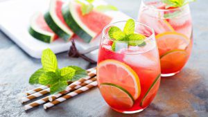 Bowle mit Wassermelone in Gläsern mit Trinkhalmen