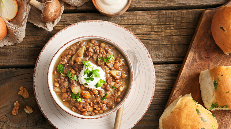 Linsensuppe in einer Schüssel