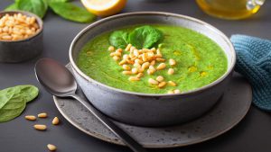 Brokkoli-Spinat-Suppe in SChale