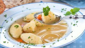 Grießnockerlsuppe im Teller