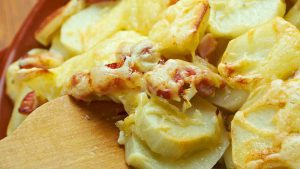 Kartoffelgratin mit Käse und Speck