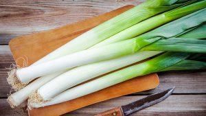Lauch für die Käse Lauch Suppe auf Brett