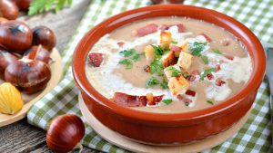 Maronensuppe mit Croutons und Speck in Schale