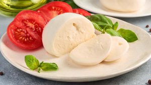 Frischer Mozzarella auf Teller