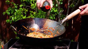 Wok über Feuer