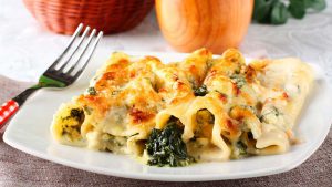 Gefüllte Cannelloni auf Teller