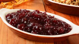 Cranberry Sauce in Schale für das Thanksgiving Dinner