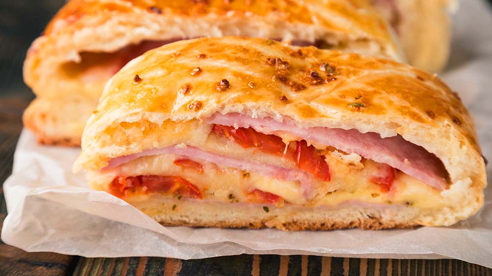 Deftiges Handbrot mit Käse, Schinken und Tomaten | Rezept • Koch-Mit