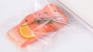 Lachs wird vakuumiert