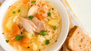 Gerichte bei Erkältung: Hühnersuppe in Schale