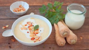 Pastinakensuppe in der Schale mit Zutaten