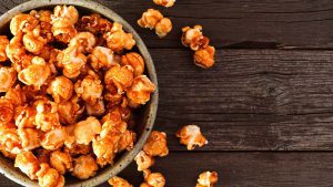 Popcorn mit Karamell in Schale