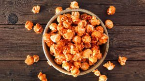 Popcorn mit Karamell in Schale