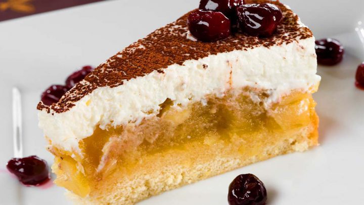 Schwedische Apfeltorte - Rezept mit Vanillepudding &amp; Biskuit • Koch-Mit