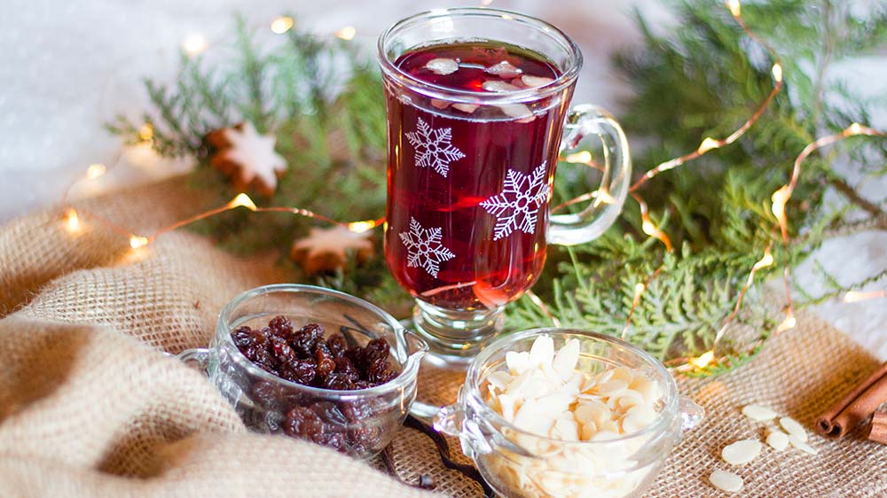 Glögg im Glas mit Zutaten