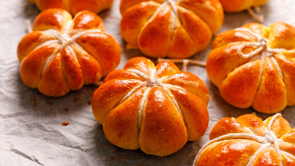 Hübsche Kürbisbrötchen auf Holz