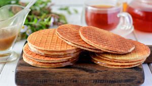 Stroopwafels auf Holzbrett