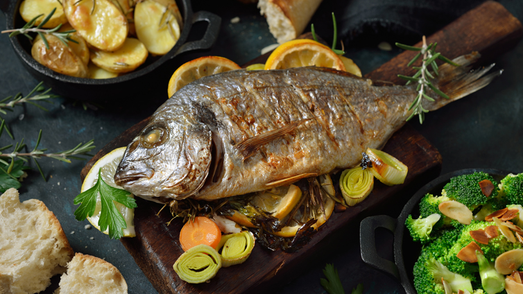 Fisch aus dem Backofen auf Schneidbrett