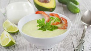Garnelensuppe in Schale