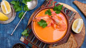 Rote Garnelensuppe in Schale als Vorspeise