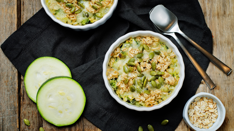 Porridge mit Zucchini in Schale