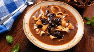 Pilzsuppe in Teller