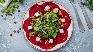 Rote Beete Carpaccio auf Teller