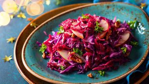 Rotkohl Salat auf Teller