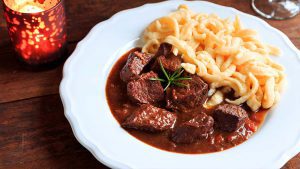 Wildgulasch auf Teller