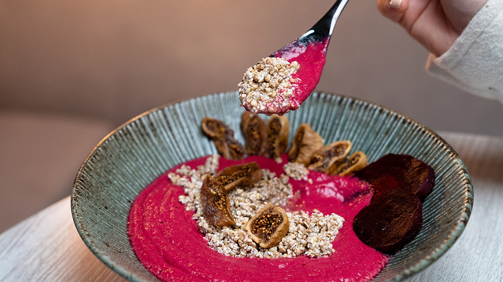 Vegane Bowl mit Rote Bete und Buchweizen zur Stärkung des Immunsystems