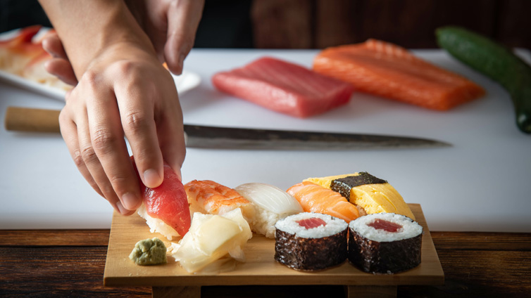 Sushi auf Holzbrett