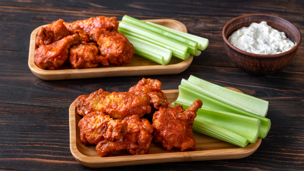 Buffalo Wings mit Sellerie und Blauschimmelkäse-Dip