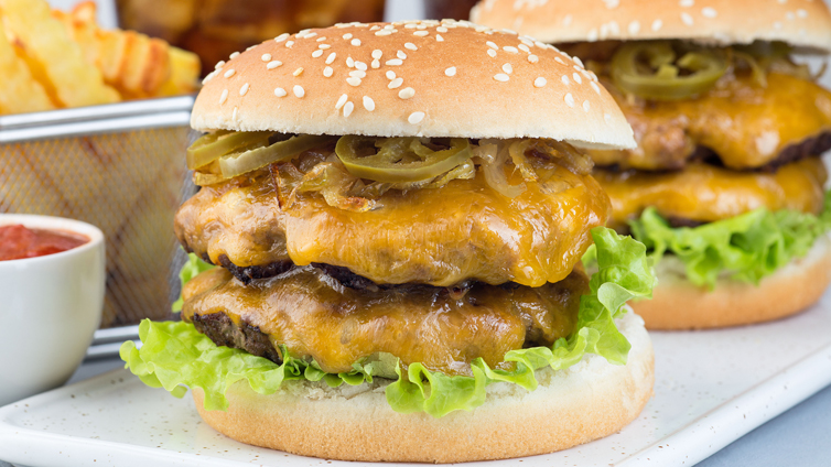 Chili-Cheese-Burger mit Pommes und Cola