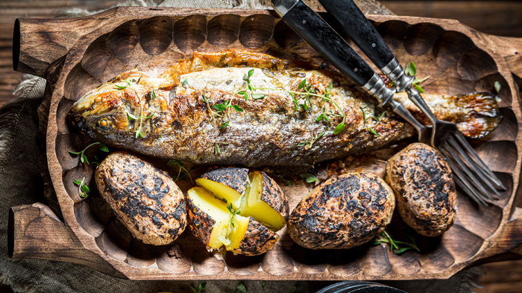 Gebratene Forelle mit Kartoffeln und Kräuterbutter