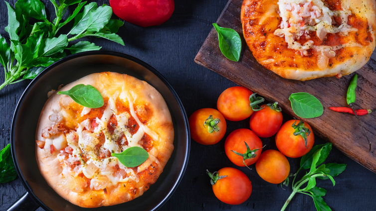 Pfannenpizza mit Tomaten von oben