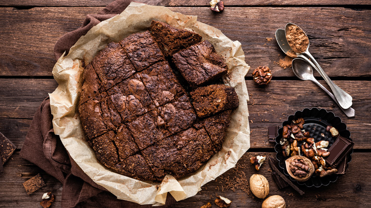 Schokokuchen auf Holztisch