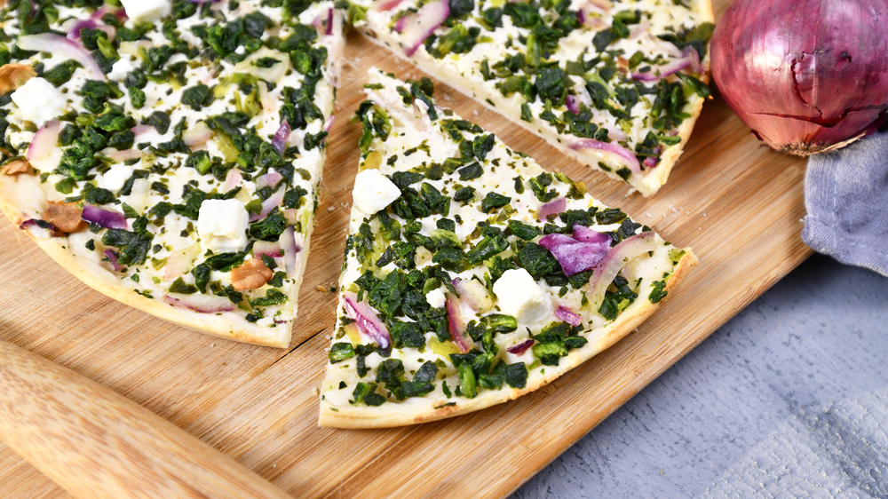 Vegetarischer Flammkuchen mit Spinat und Feta