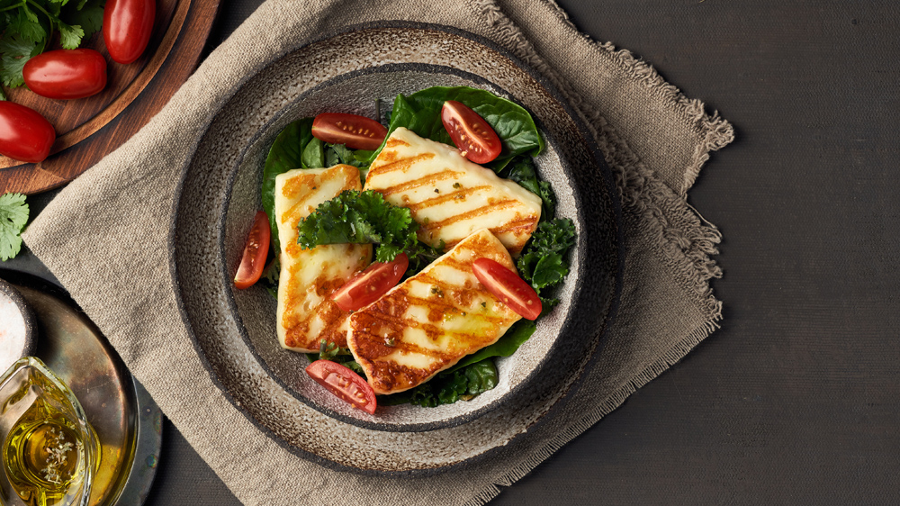 Grillkäse mit Tomate und Blattsalat